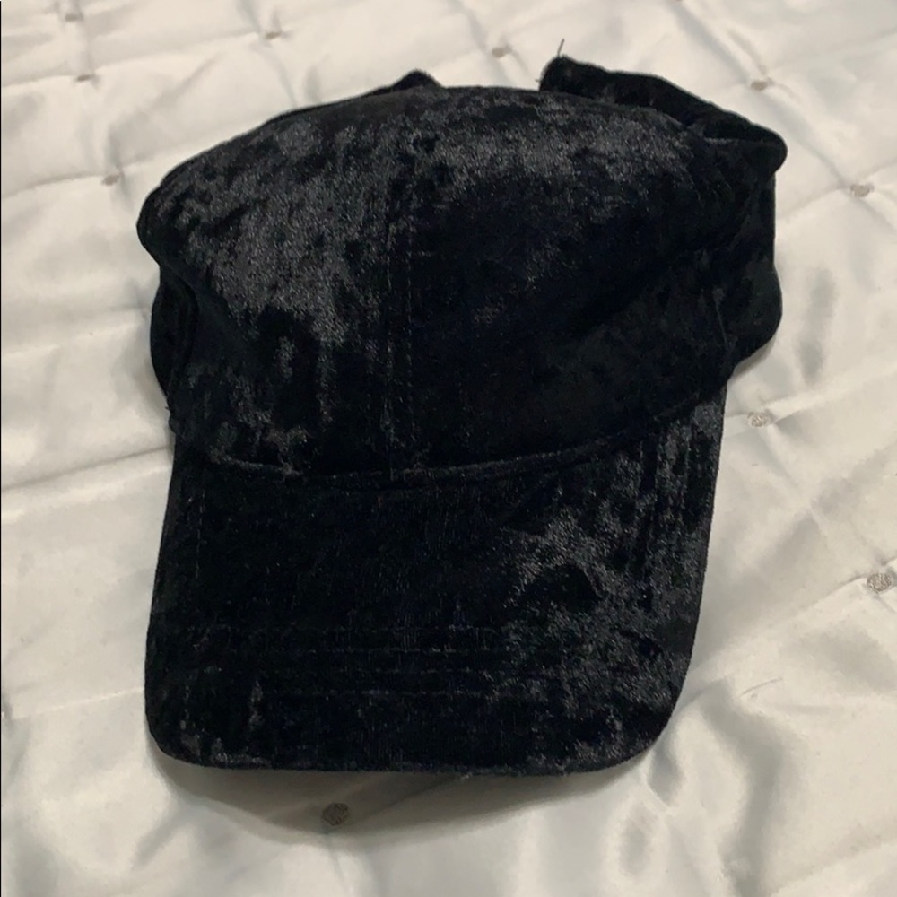 Tillys hat